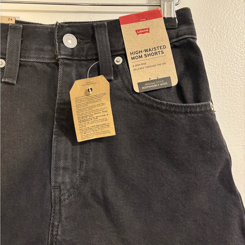 Levi’s high waisted mom shorts size 24. Relaxed through the hip - Picture 2 of 3